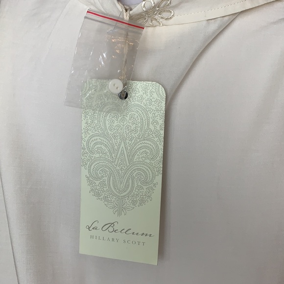 LABELLUM BY HILLARY SCOTT NWT Off White Peplum Short Sleeve Top Size Medium - Picture 3 of 6